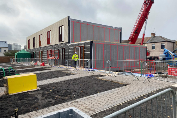 RSHP and AECOM’s first net zero carbon modular townhouses arrive on site